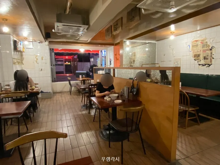 화녕 전북대점 레트로한 실내와 좌석
