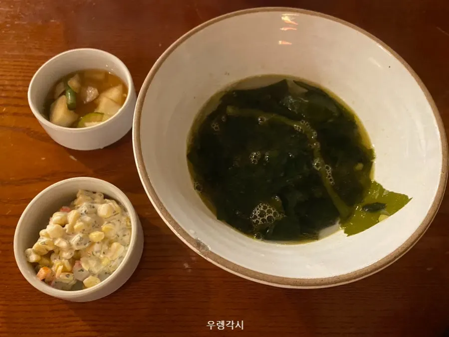 매운갈비찜과 보쌈이 적힌 화녕 메뉴판