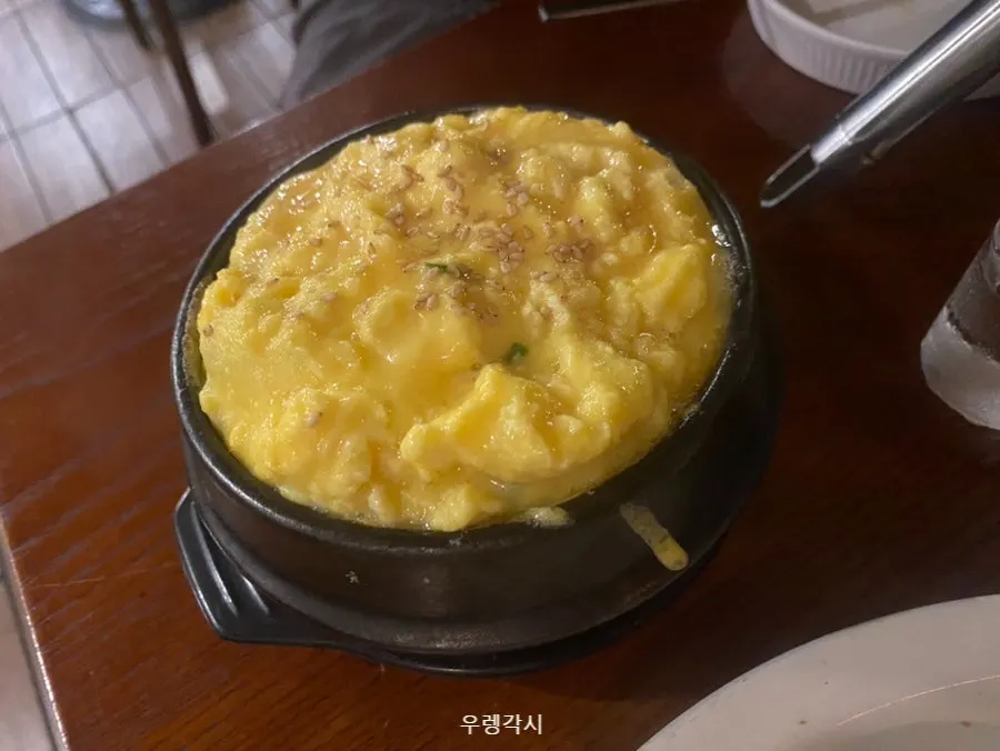 서비스로 나온 치킨샐러드와 폭탄 계란찜