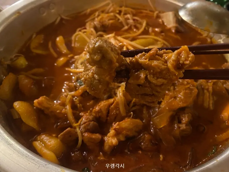 매운갈비찜 속 갈비살 덩어리