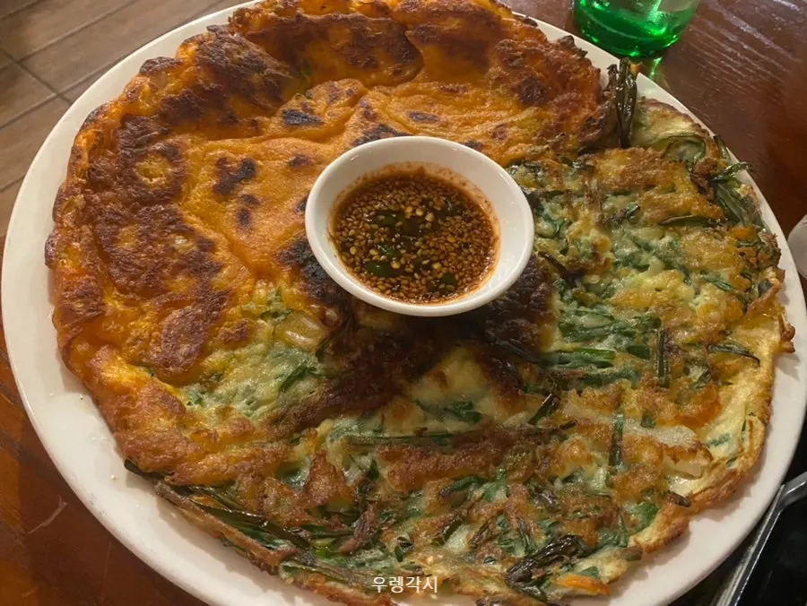 수제비 갈비 숙주를 올린 삼합 한 입