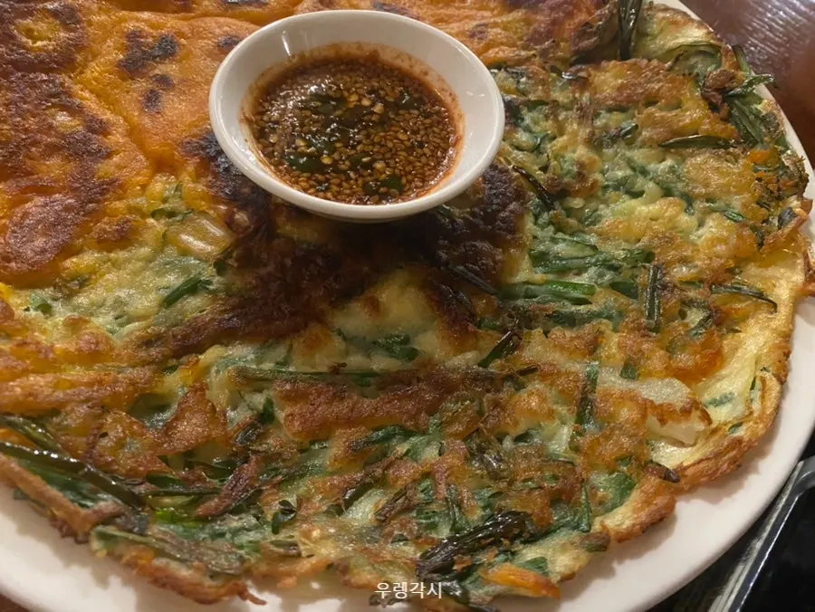 김치전과 부추전이 반씩 담긴 반반전