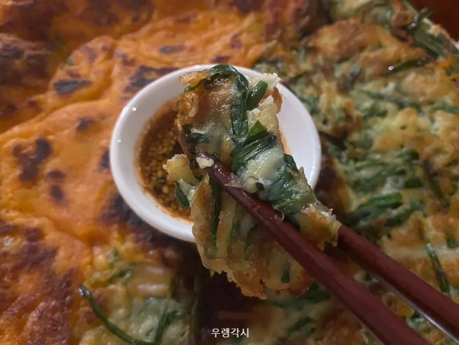 바삭한 전 한 조각과 간장 종지