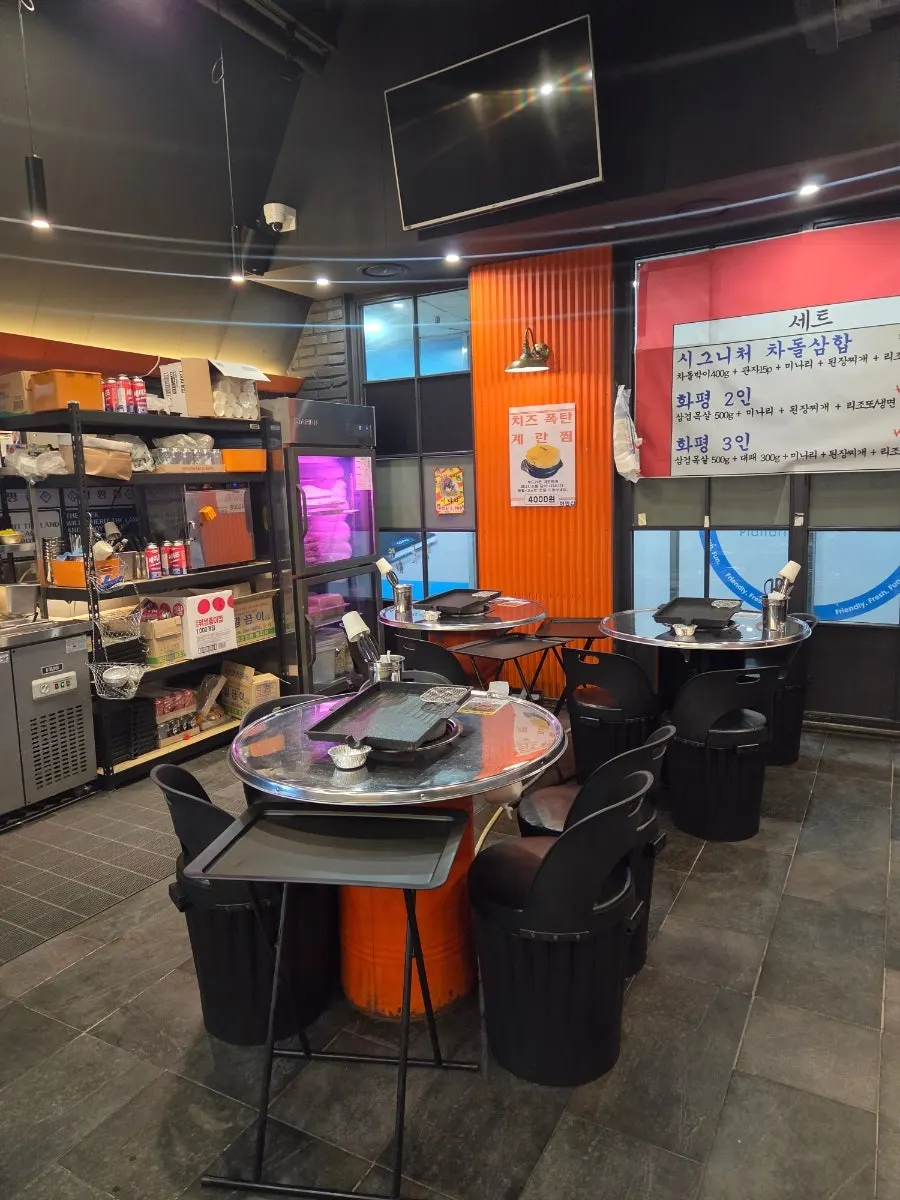 Neatly arranged interior of Hwapyeongjip