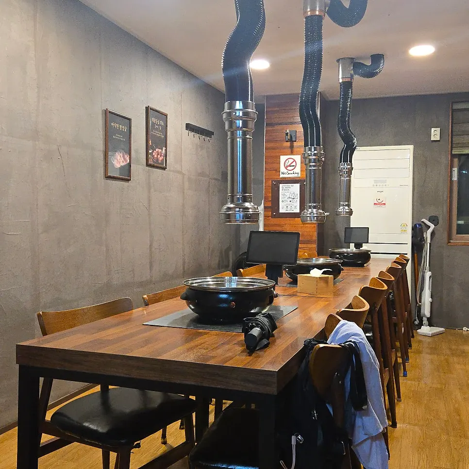 Room seating at Hwaro 1979 suitable for group gatherings