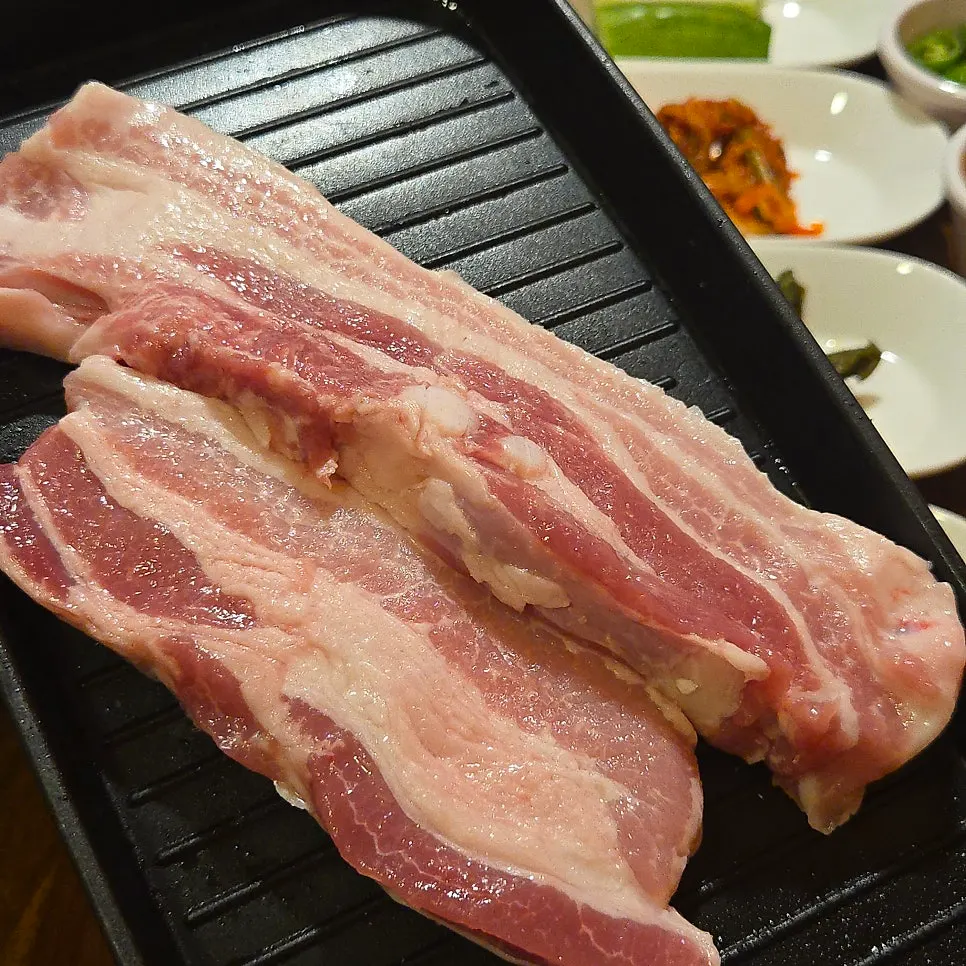 Aged thick pork belly and whole hangjeongsal before grilling