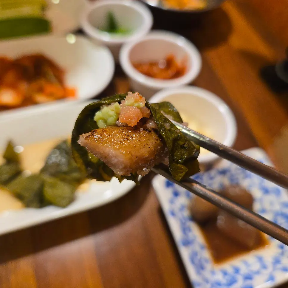 Grilled meat combined with side dishes