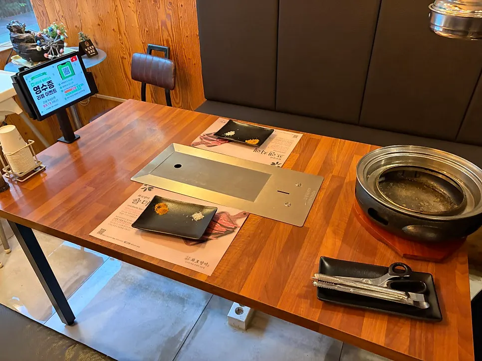 Table seating divided by partitions