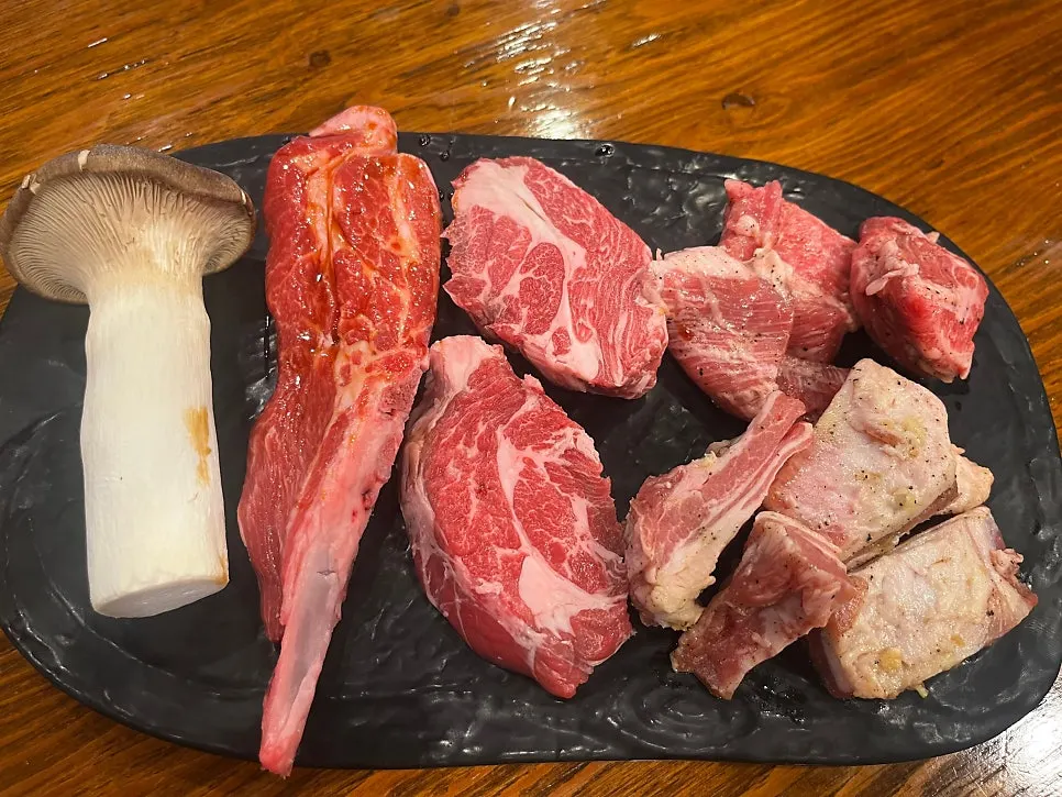 부위별 식감이 다른 생양고기 모듬 접시