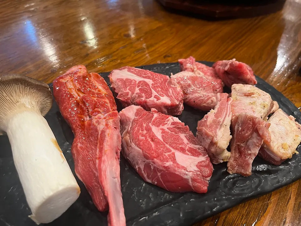 무생채와 짜사이, 땅콩으로 차려진 기본찬