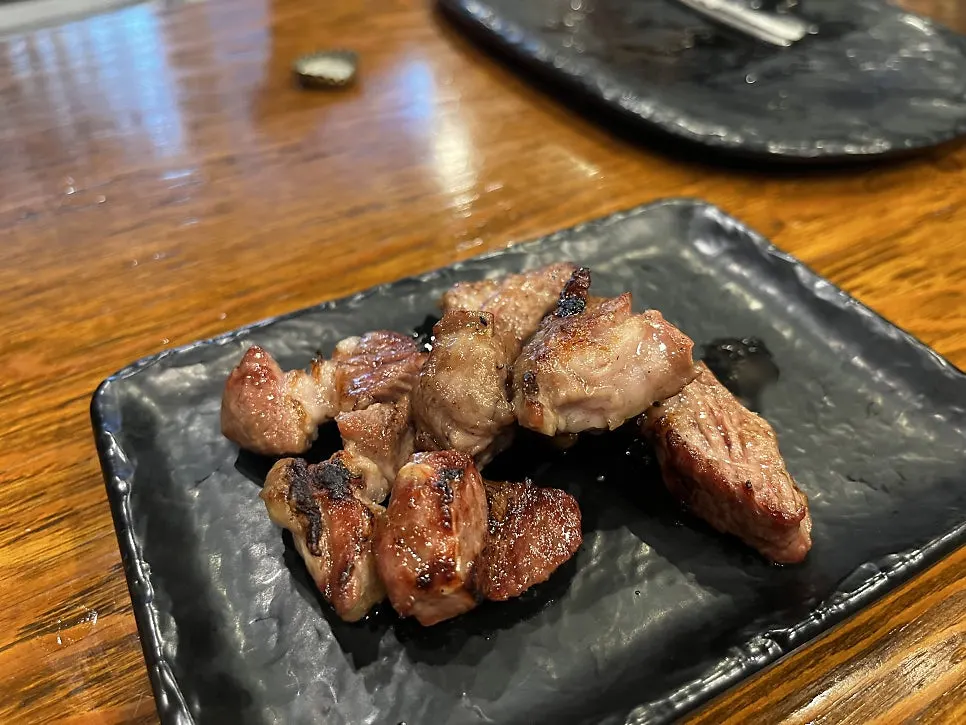 직원이 숯불에서 양고기를 구워주는 모습