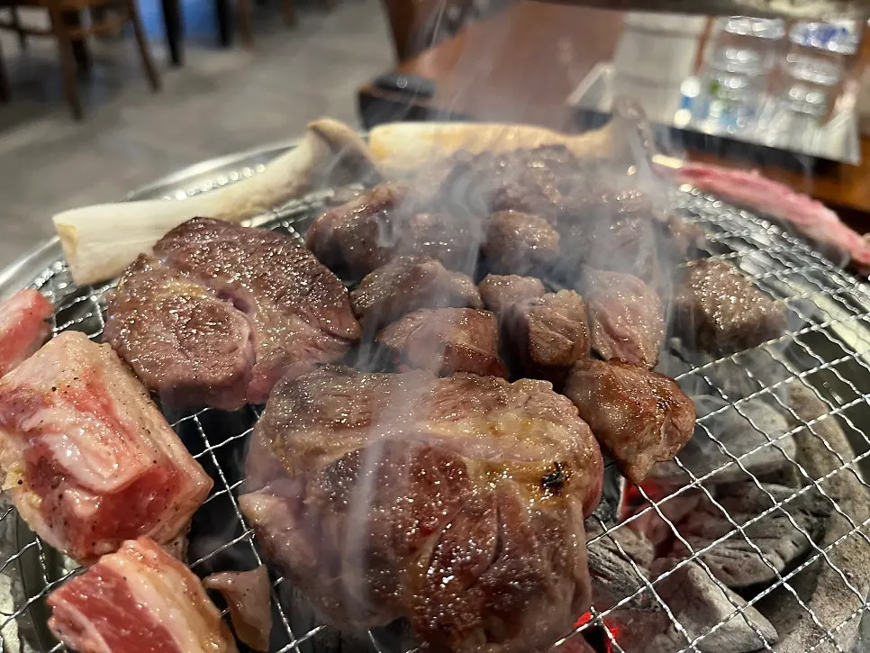 겉면이 노릇하게 익어가는 숯불 양고기