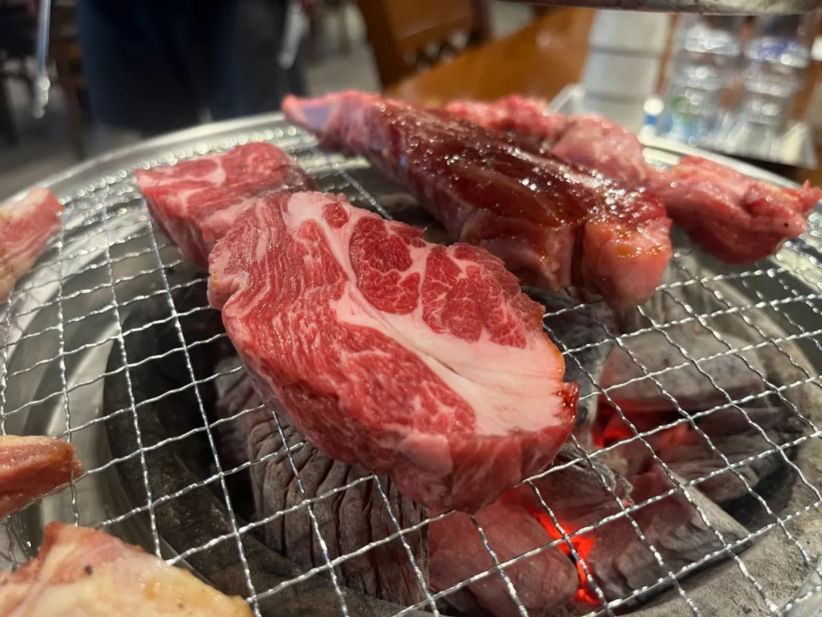 쯔란과 와사비 등 네 가지 소스를 곁들인 양고기