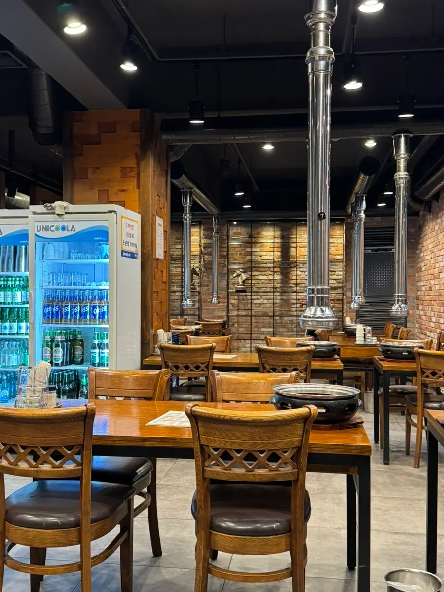 테이블이 넓게 배치된 화로양미 내부