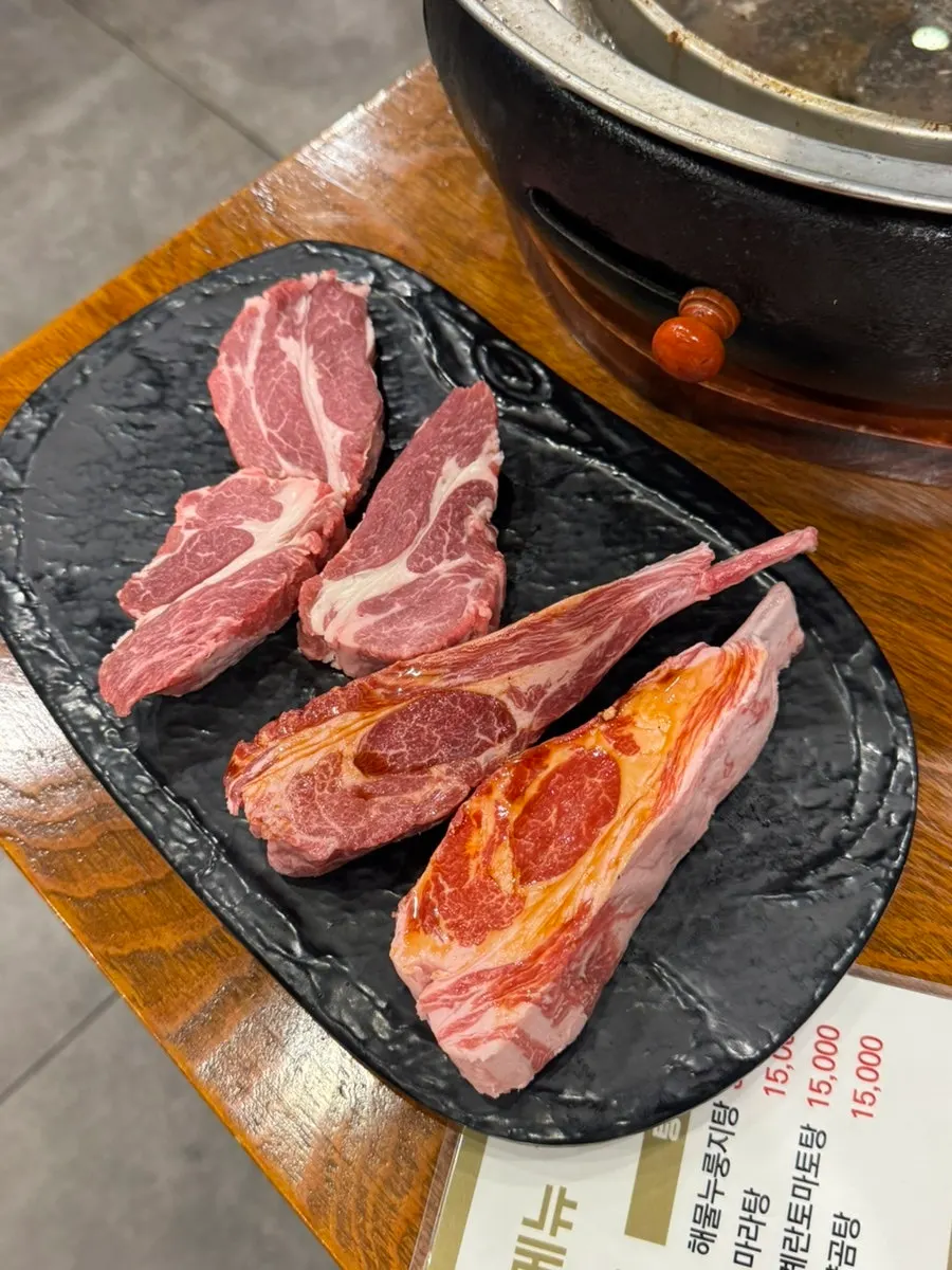 굽기 전 두툼한 양갈비와 양등심 접시