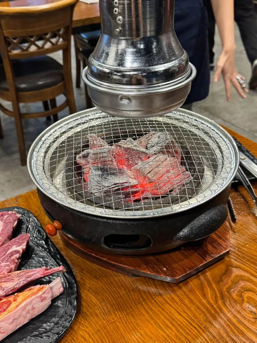 테이블 화로에 올린 숯불