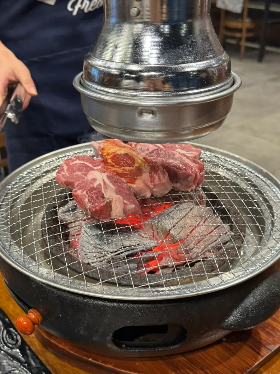 직원이 숯불 화로에 구워주는 양고기