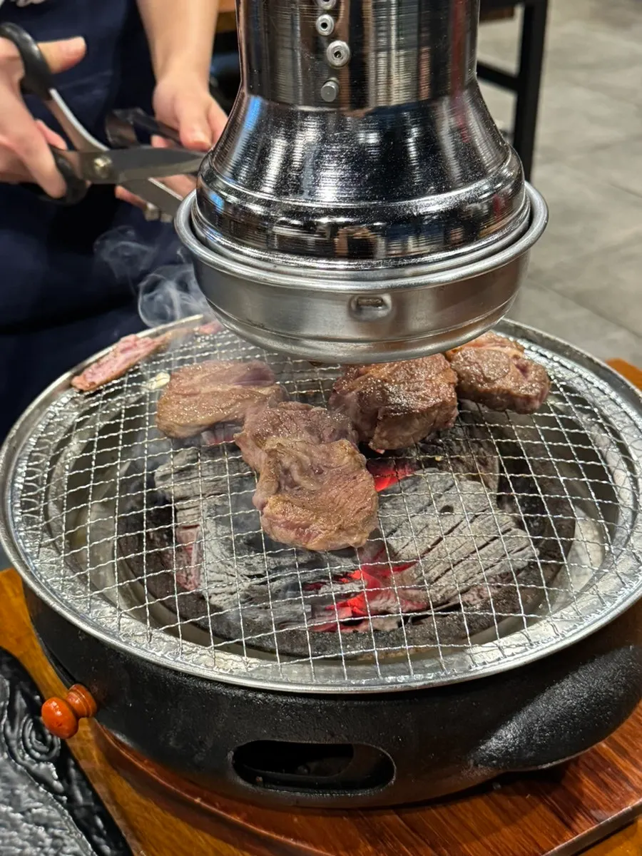숯불 위에서 익어가는 양갈비