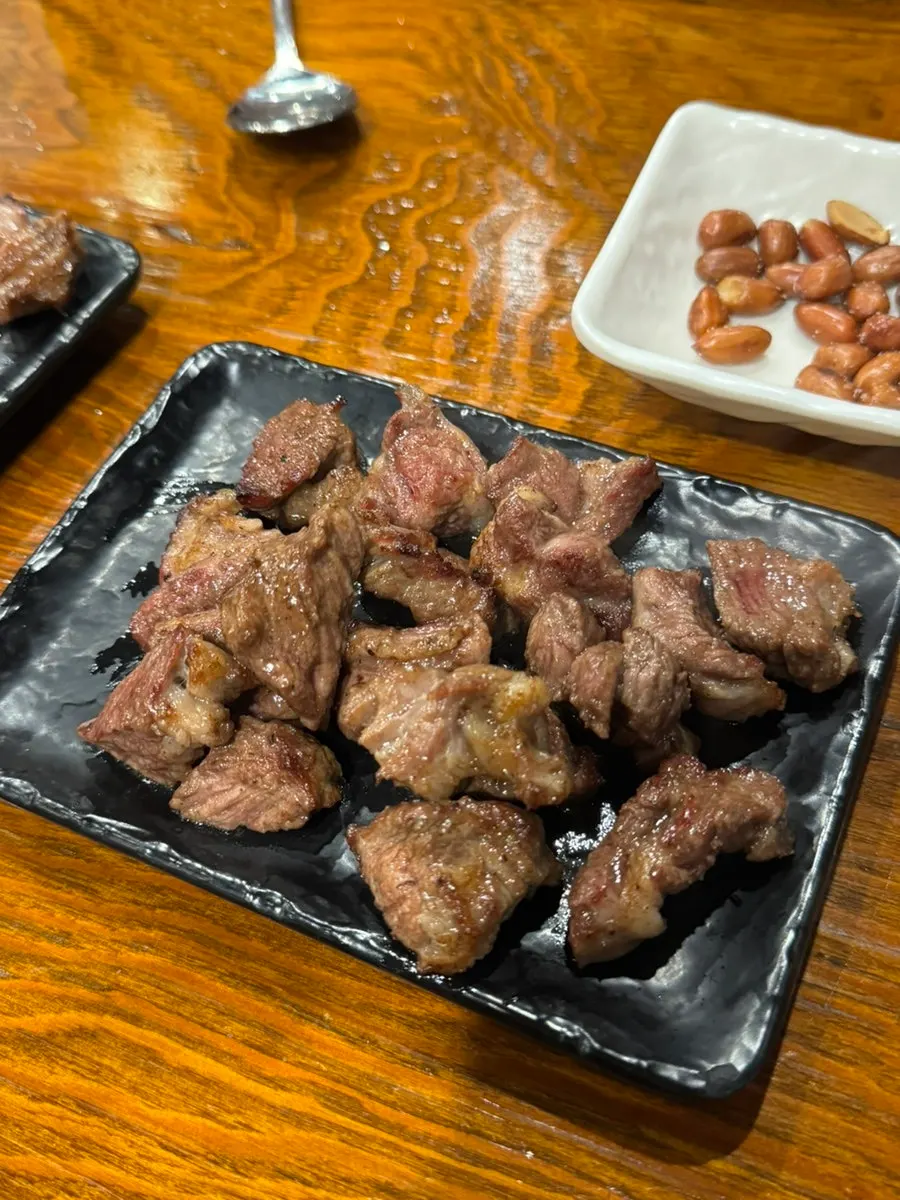 부위별로 따로 담아준 구운 양갈비와 양등심