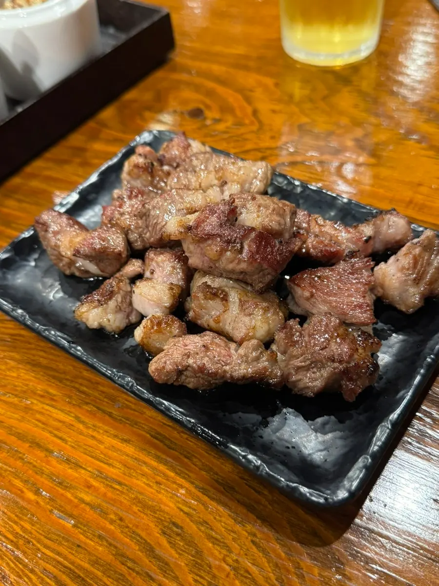 쯔란과 소스에 찍어 먹는 양갈비 한 점