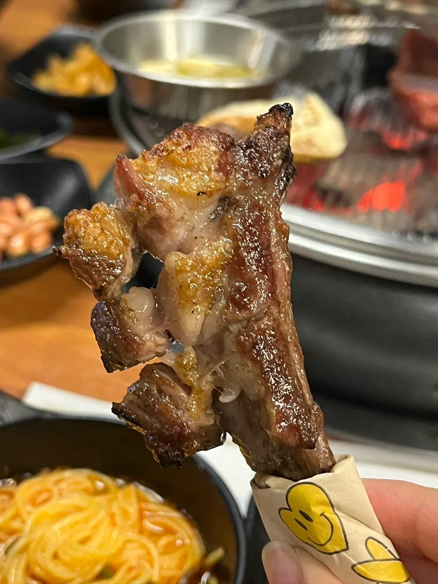 Charcoal-grilled shoulder rack trimmed into bite-sized pieces