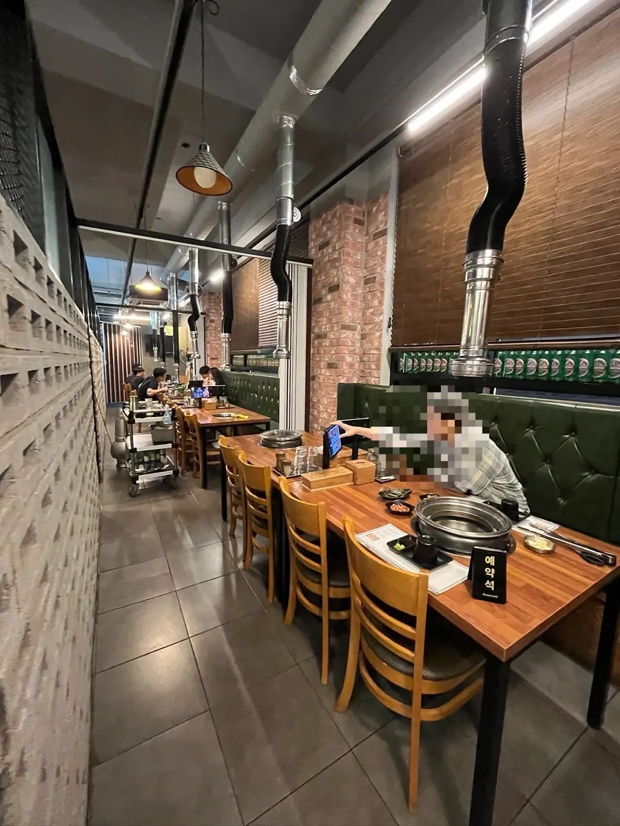 The dining hall atmosphere at Hwaro Yangmi, suited to group gatherings
