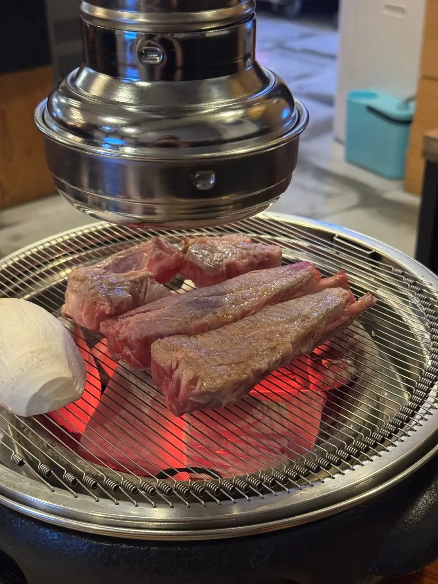 숯불 직화로 구워지는 양갈비