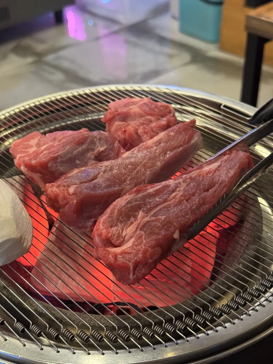 노릇하게 익어가는 숄더랙과 양등심