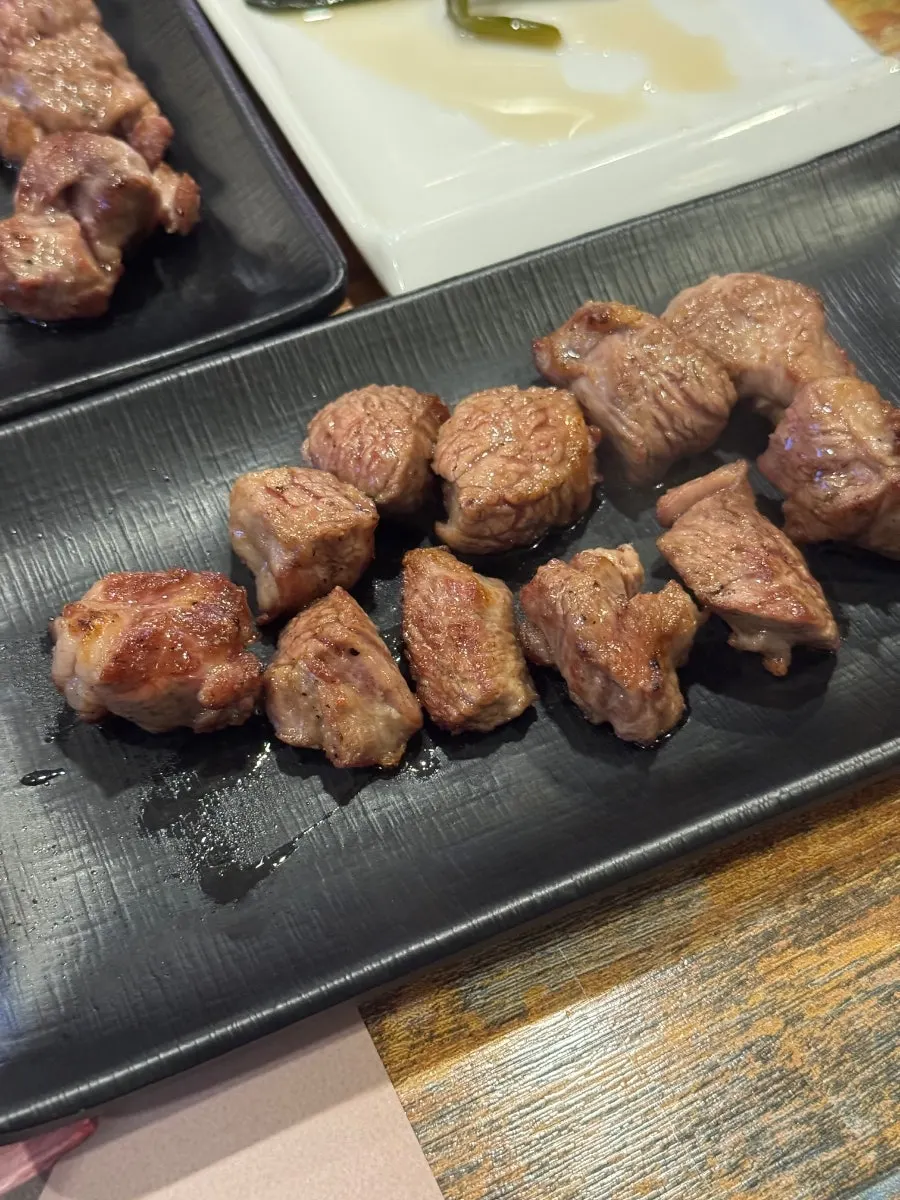 가지런히 올려진 숄더랙 구이