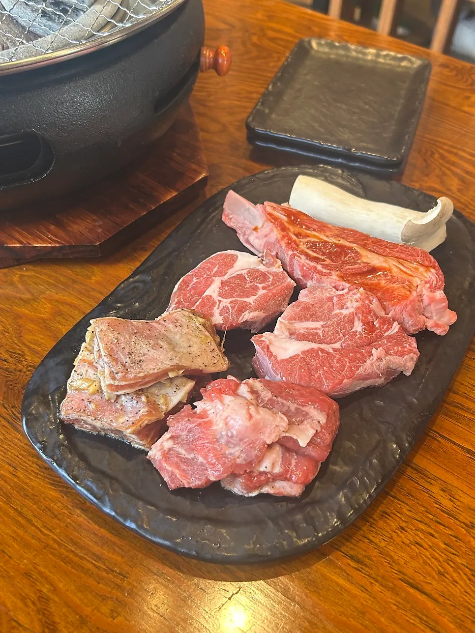 Basic side dishes and lamb seasoning setup