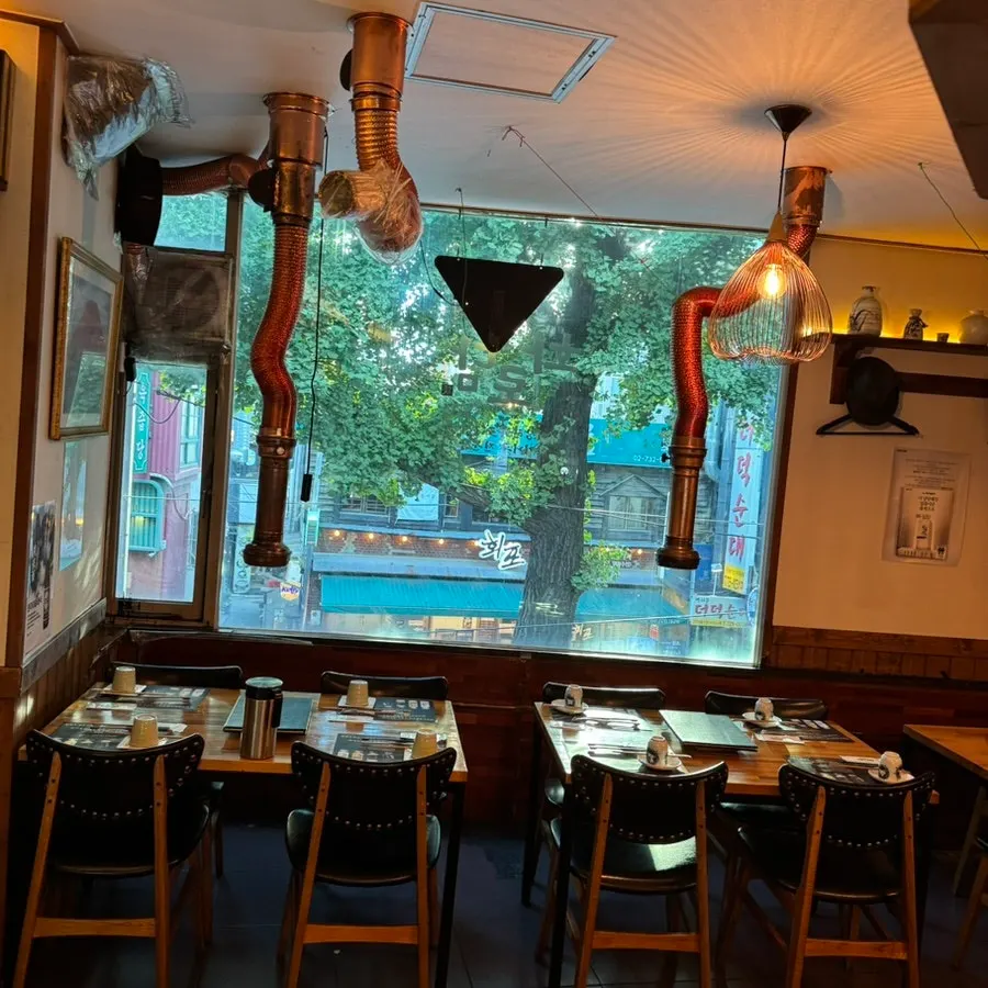 Hwarodam's second-floor interior and bar seating