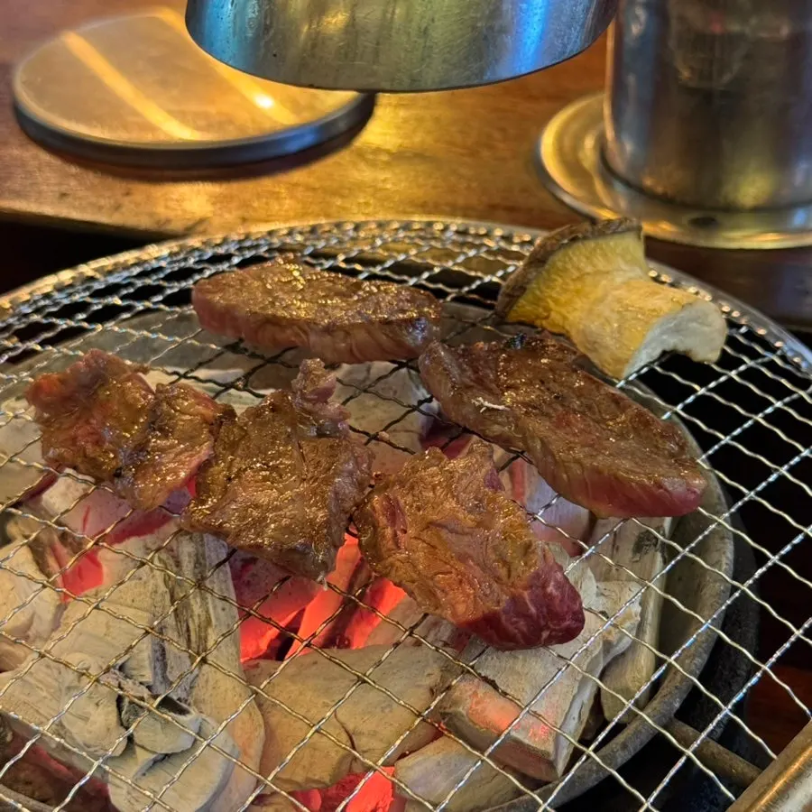 Juices from meat grilled together with king oyster mushrooms