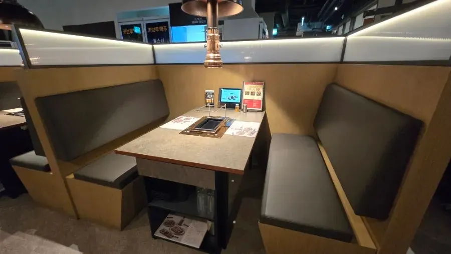 Table seating divided by tall partitions