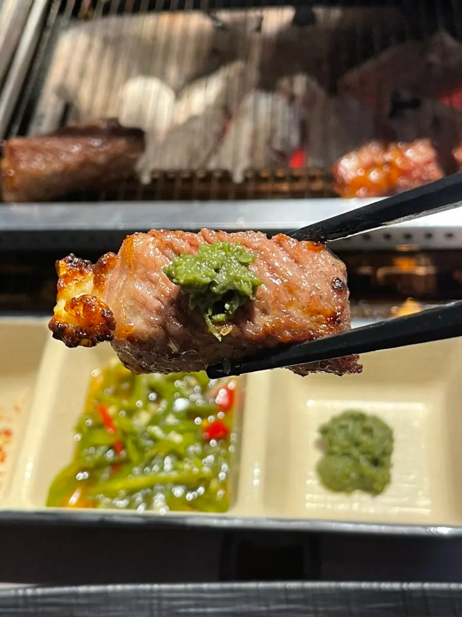 소스에 찍어 먹는 양고기 한 점