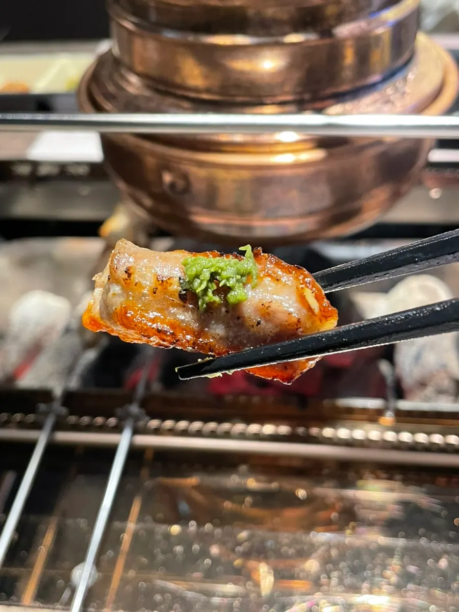 화로에 올린 양늑간살 꼬치