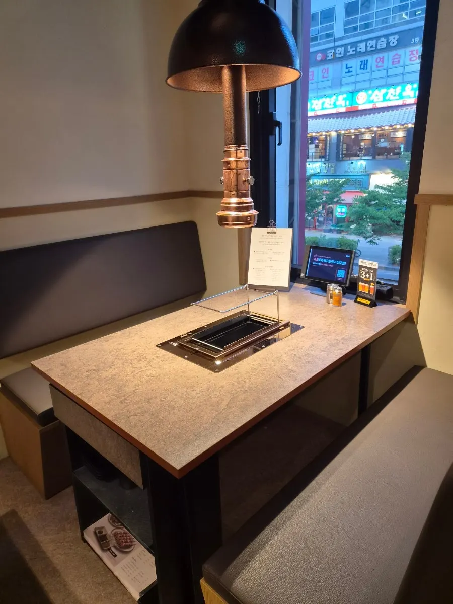 Table area with modern interior