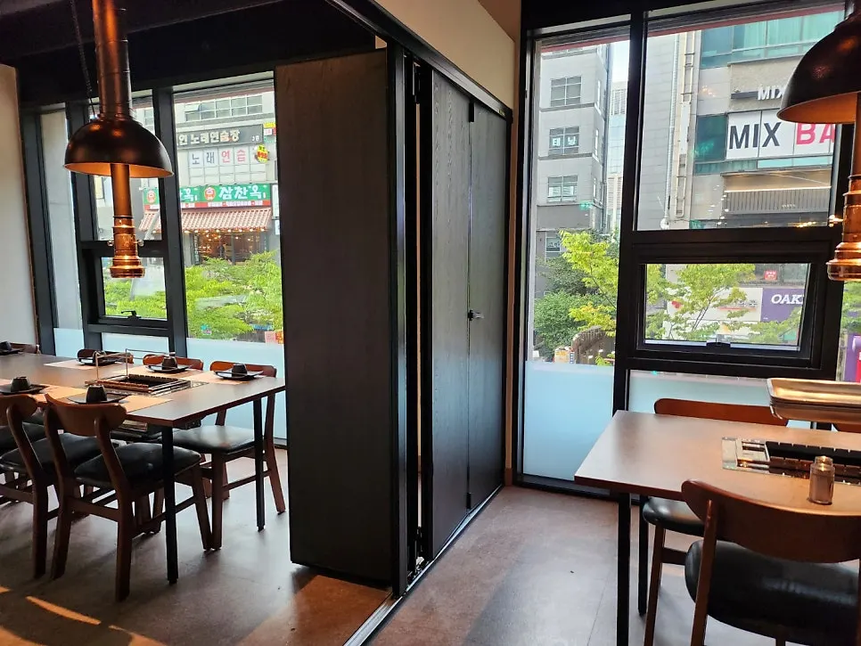 Seating separated by partitions at Hwarodam Yang Kkochi