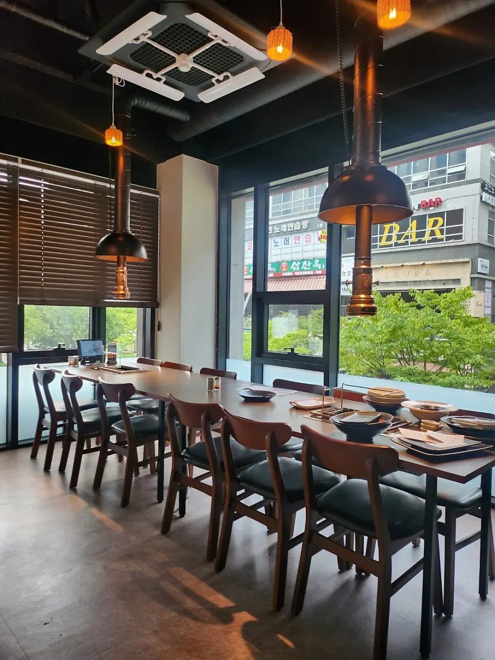 Walkway and seating layout at Hwarodam Yang Kkochi