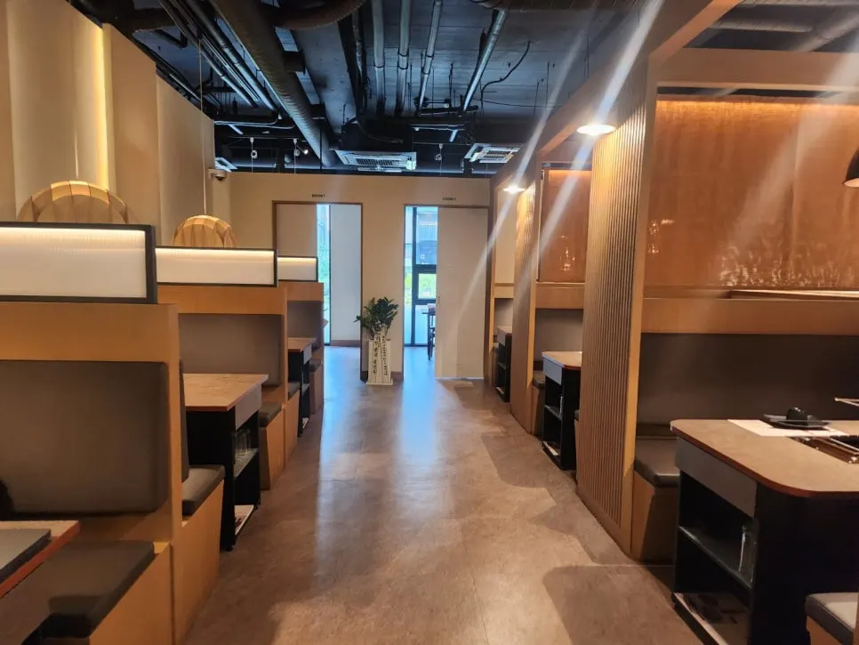 The clean-looking main hall of Hwarodam Yang Kkochi