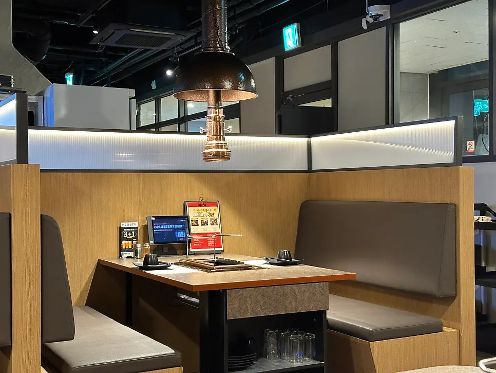 Interior of Hwarodam Yang Kkochi Magok with widely spaced tables