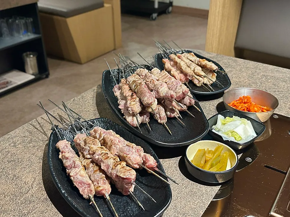 Plate with lamb sirloin, thick lamb, and lamb rib meat skewers