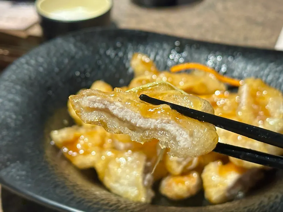 Cross-section of guo bao rou showing thin batter and thick meat