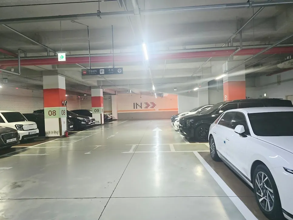 Entrance to the parking lot of the building housing Hwarodam Yang Kkochi Magok