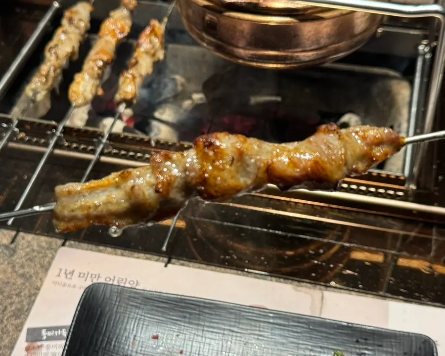 Golden-grilled rib-meat skewers
