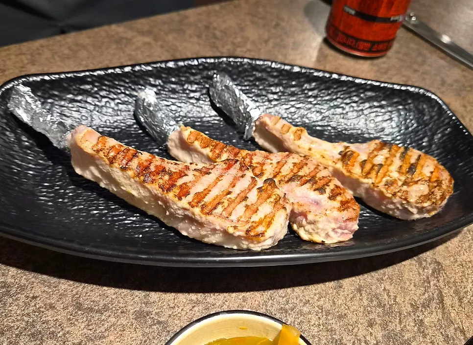 불판에 올려진 양갈비 프렌치렉
