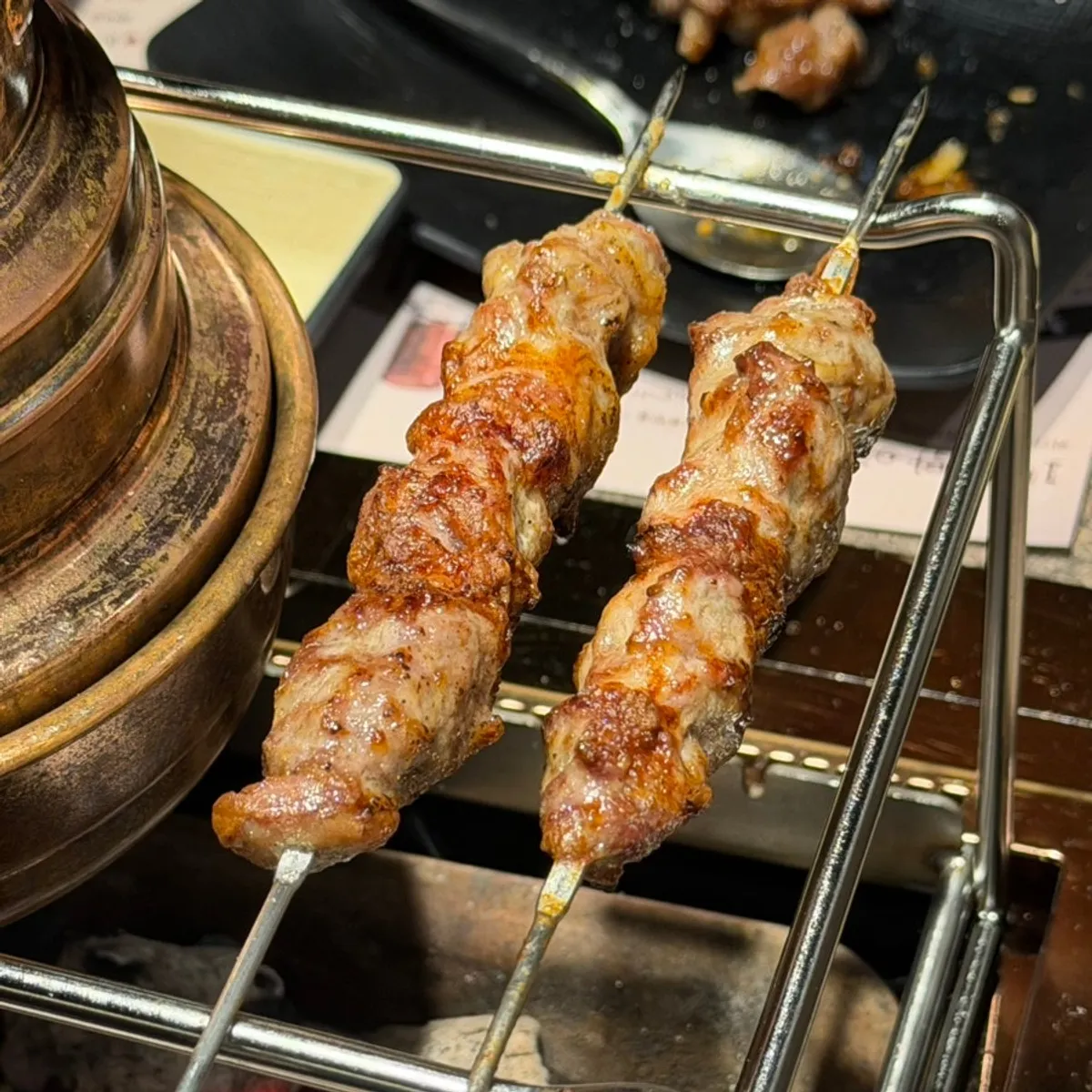 화로에 올린 양늑간살 꼬치