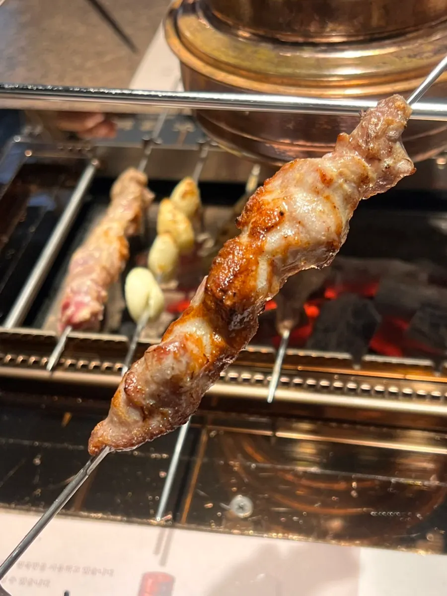 숯불 화로에 구워지는 양꼬치