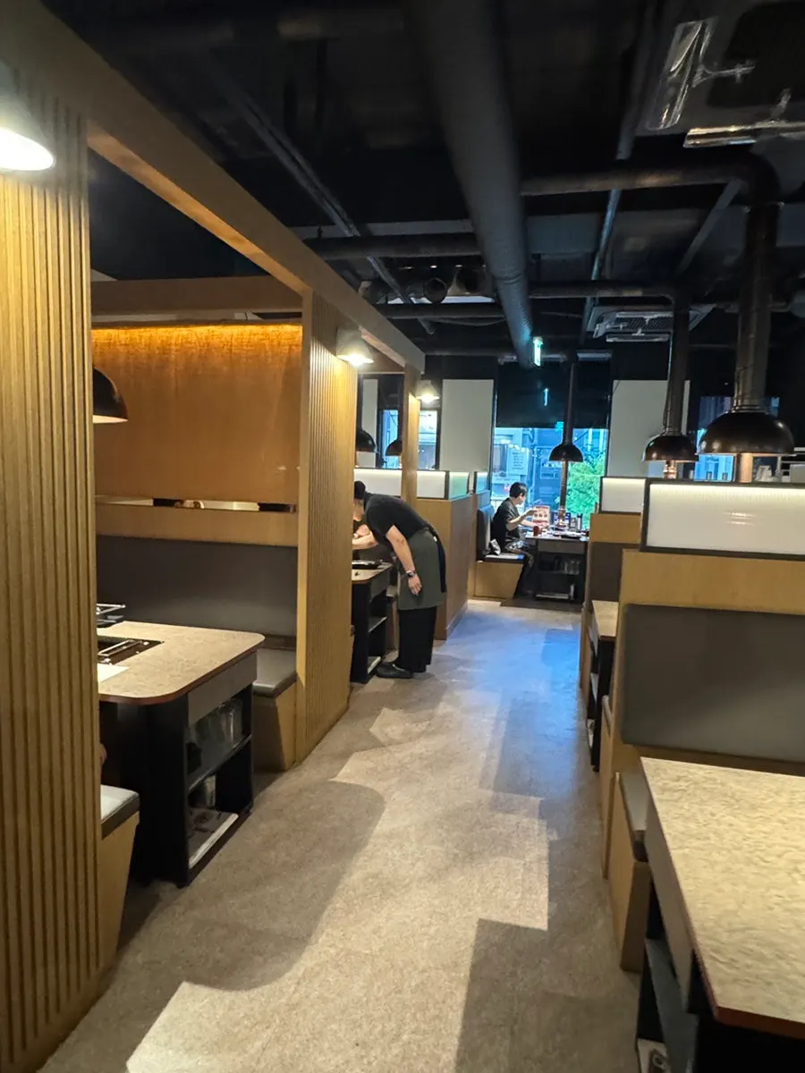 칸막이가 높게 설치된 화로담양꼬치 내부 좌석