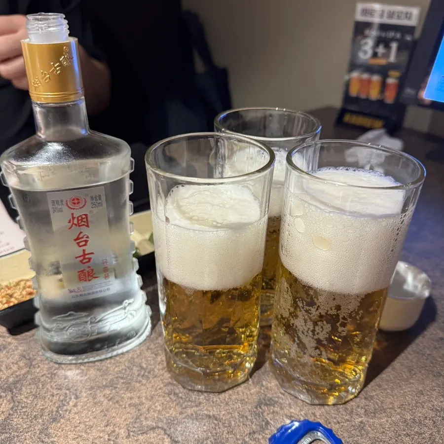 연태고량주와 맥주를 섞어 만든 연맥 한 잔