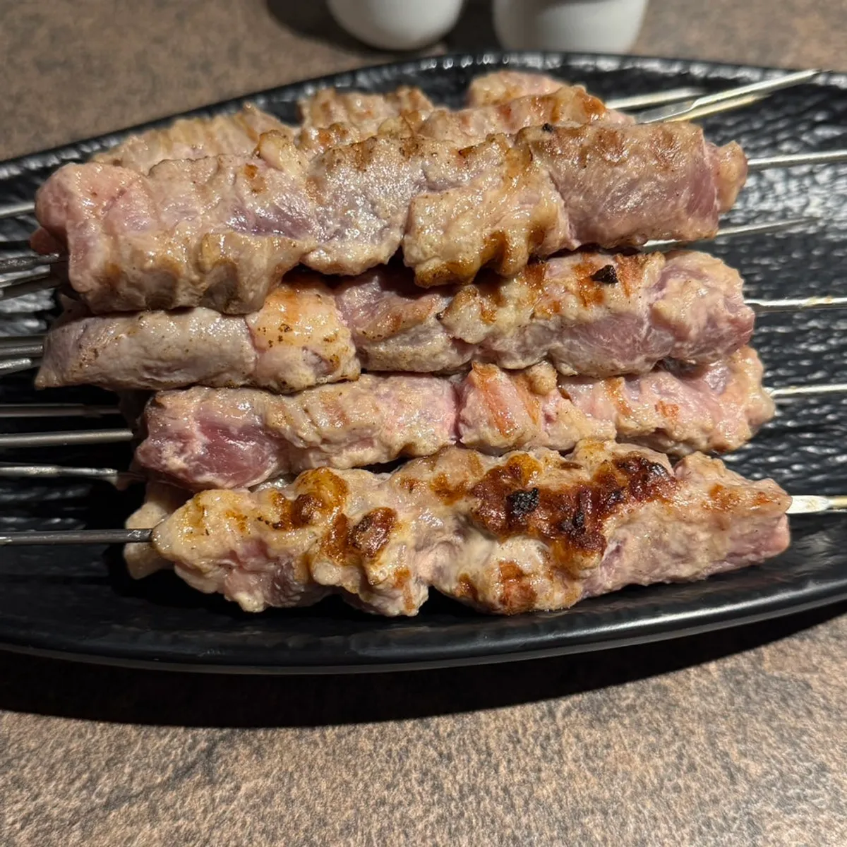 초벌해 나온 두툼한 양등심 꼬치
